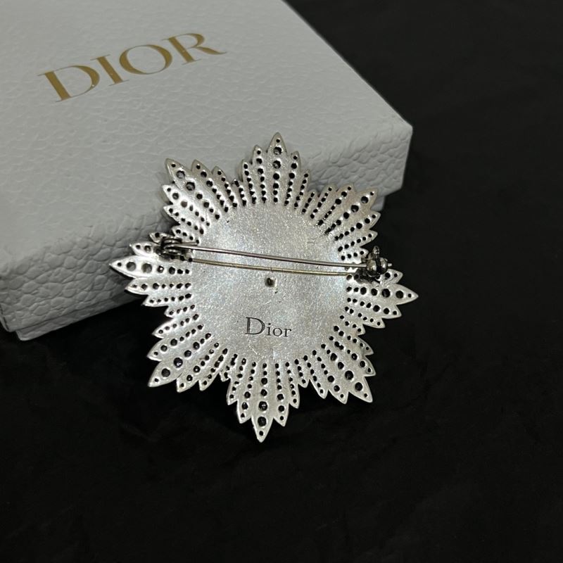 chr1st1an D10r brooches